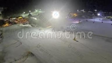 夜间Bukovel滑雪场的空中射击